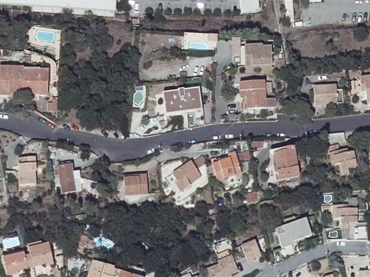 Photo aérienne d'un quartier du Var : chaque piscine est entourée de blanc par le moteur de détection.