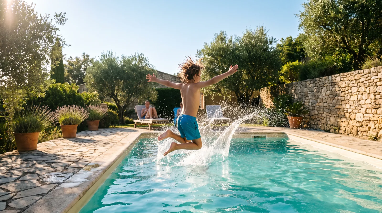 Enfant qui plonge dans une piscine privée un matin d'été